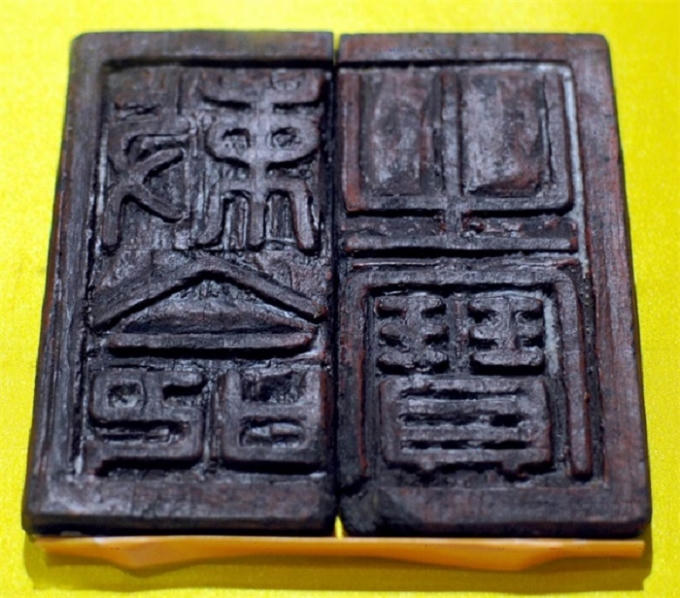 Ấn gỗ &ldquo;Sắc mệnh chi bảo&rdquo; được ph&aacute;t hiện tại khu vực Vườn Hồng (hố khai quật G18, khu G) của khu di t&iacute;ch Ho&agrave;ng th&agrave;nh Thăng Long.