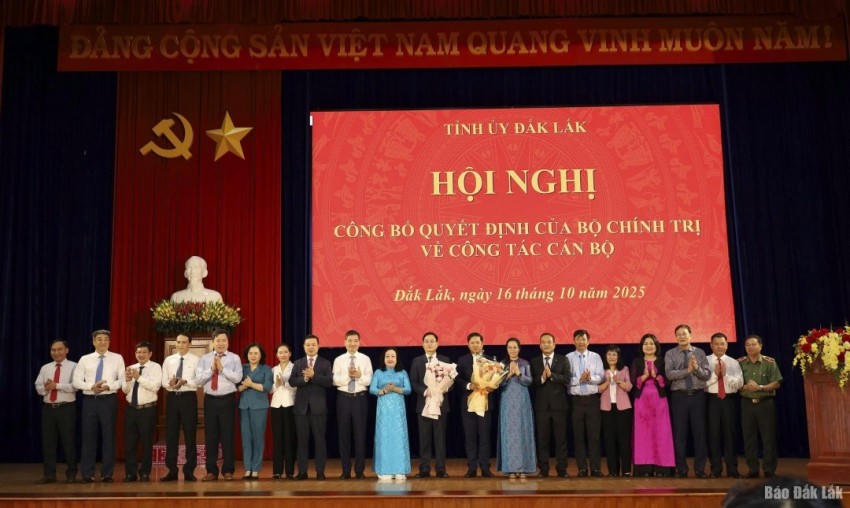 Các đồng chí trong Ban Thường vụ Tỉnh ủy Đắk Lắk chúc mừng đồng chí Lương Nguyễn Minh Triết. Ảnh: Báo Đắk Lắk.