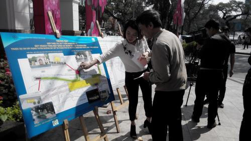 Người dân xem phối cảnh Ga C9 - hồ Hoàn Kiếm ngày 9/3. Ảnh: Mạnh Khánh/TTXVN