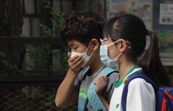 Phụ huynh tìm cách chống virus corona để con đi học sau nghỉ Tết