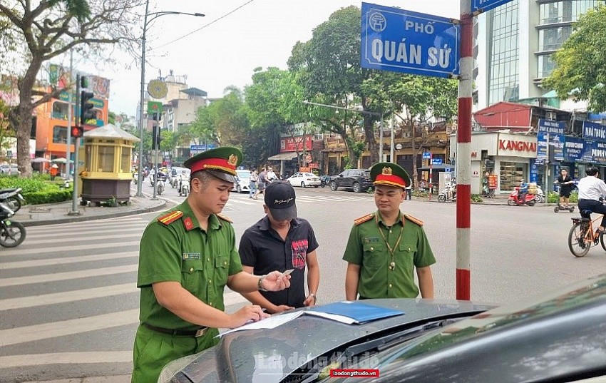 Lực lượng chức năng xử lý phương tiện dừng đỗ trái quy định.