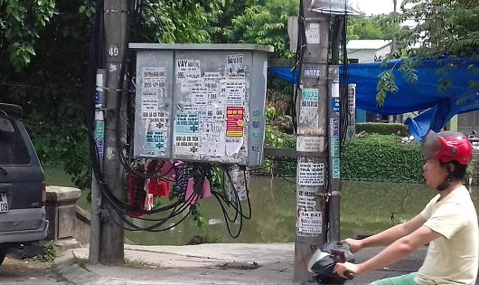 Tờ rơi cho vay được dán khắp nơi trên các tuyến đường tại TP Huế.