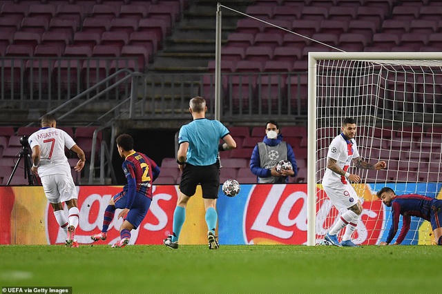 Hàng thủ Barcelona bất lực trong việc ngăn chặn Mbappe