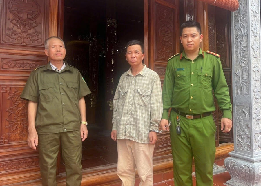 Lực lượng chức năng bắt giữ đối tượng Lê Đức Tuấn.