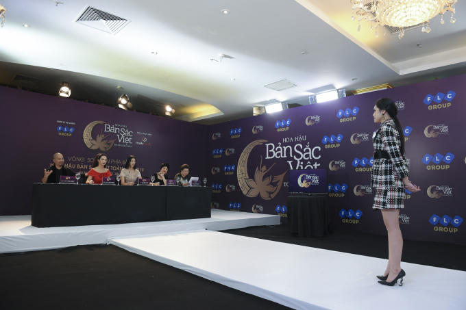 Trong vòng thi phỏng vấn, Huyền Trang vô cùng tự tin thể hiện khả năng ca hát của mình với bài hát “Hương ngọc lan”. Nhà thiết kế Đức Hùng đánh giá cô đang sở hữu nhiều yếu tố tiềm năng để tiến sâu tại cuộc thi năm nay.