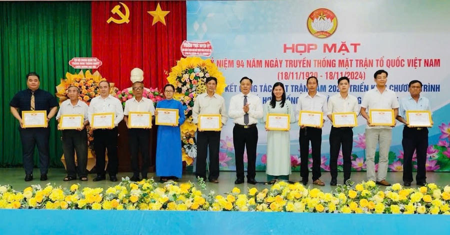 Các tập thể, cá nhân được khen thưởng