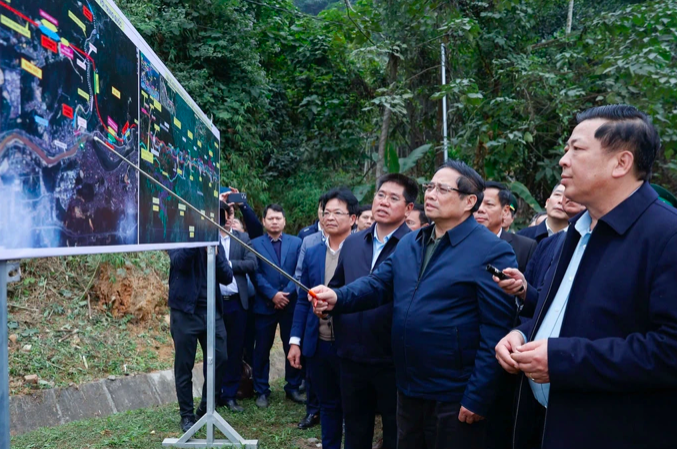 Thủ tướng khảo sát phương án xây dựng tuyến đường sắt Lào Cai - Hà Nội - Hải Phòng hồi tháng 12/2024 (Ảnh: VGP).