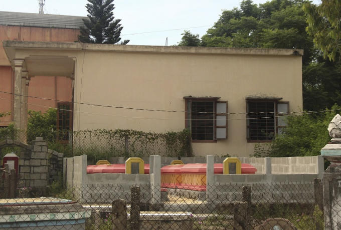 Nhiều ngôi nhà phòng ngủ chỉ cách mộ người chết một vách tường.