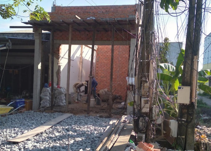 Căn nhà đang tranh chấp nhưng vẫn được sửa chữa.