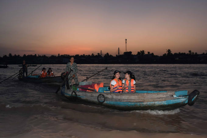 Huyền My, Ngọc H&acirc;n xinh đẹp nổi bật ở khu chợ nổi độc đ&aacute;o ở miền T&acirc;y