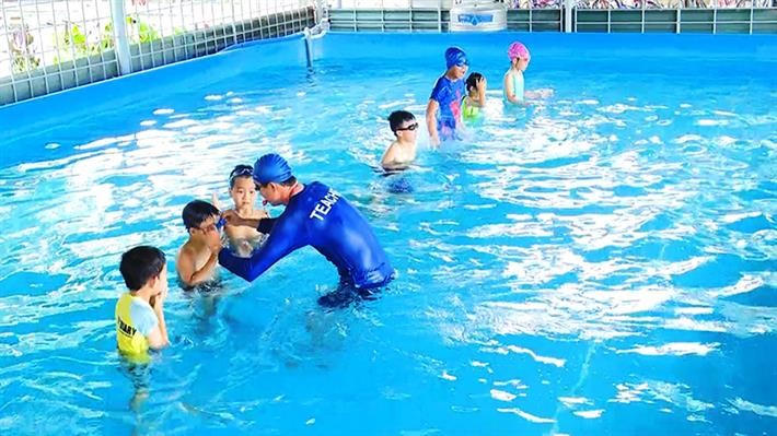Huấn luyện viên có văn bằng, chứng chỉ do cơ quan có thẩm quyền cấp hoặc có thành tích huấn luyện vận động viên đạt giải cao. Vận động viên đạt đẳng cấp vận động viên cấp 1 trở lên hoặc giành huy chương, giải thưởng trong các giải đấu sẽ được mời vào hoạt động giáo dục phổ thông.
