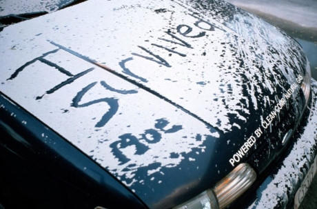 Một người sống s&oacute;t trong vụ&nbsp;tấn c&ocirc;ng khủng bố 11/9&nbsp;đ&atilde; viết l&ecirc;n d&ograve;ng chữ n&agrave;y l&ecirc;n nắp capo &ocirc; t&ocirc; bị phủ k&iacute;n bởi bụi.