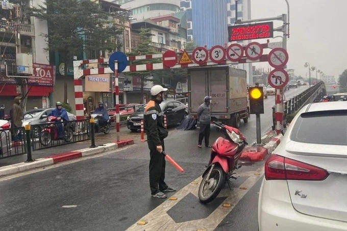Sáng 11/12, một chiếc xe tải quá khổ cố tình đi lên cầu vượt Thái Hà - Chùa Bộc (Ảnh: Hoàng Hiệp).
