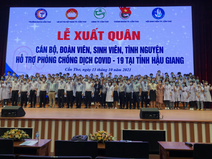 Cán bộ, đoàn viên, sinh viên Trường ĐHYD Cần Thơ xuất quân hỗ trợ tiêm vắc xin cho Hậu Giang.
