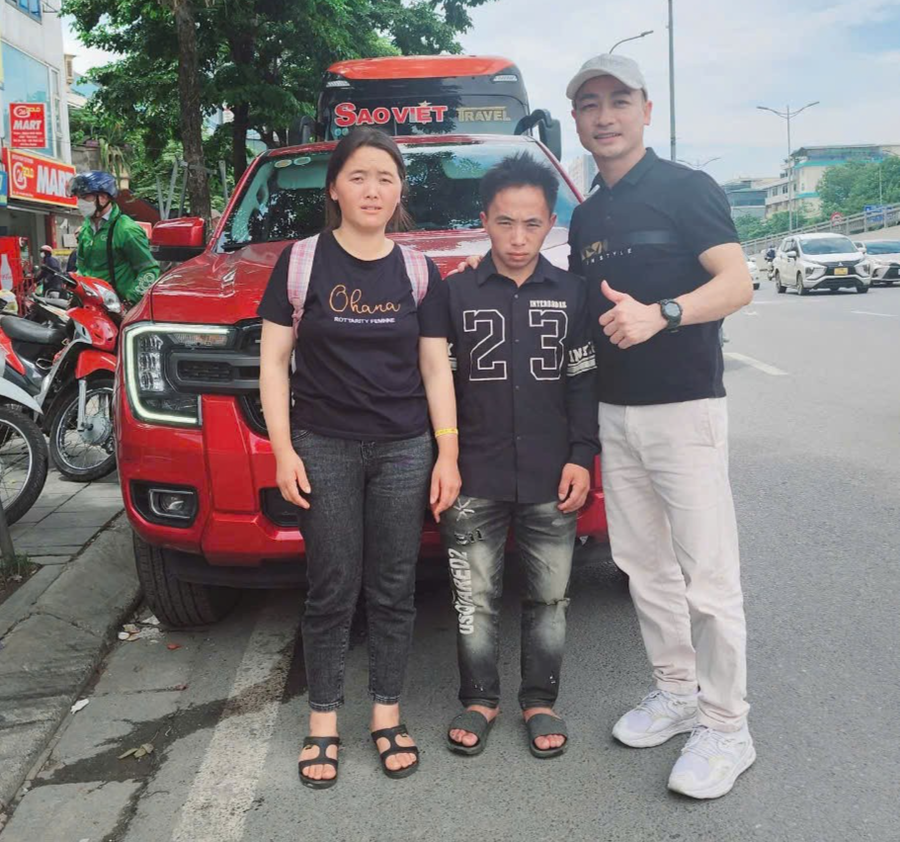 Hai nạn nhân bị taxi "chặt chém" 4,2 triệu đồng/ cuốc taxi khoảng 30km và anh Xuân Trường (ngoài cùng bên phải) đã giúp đỡ trong quá trình phản ánh vụ việc. (Ảnh: Xuân Trường)