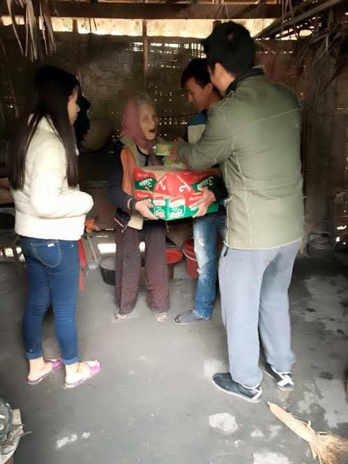 B&agrave; Chung sống một m&igrave;nh trong căn nh&agrave; tranh b&ecirc;n cạnh trạm y tế x&atilde;, người trong l&agrave;ng thường đến động vi&ecirc;n b&agrave; mỗi độ Tết đến xu&acirc;n về.