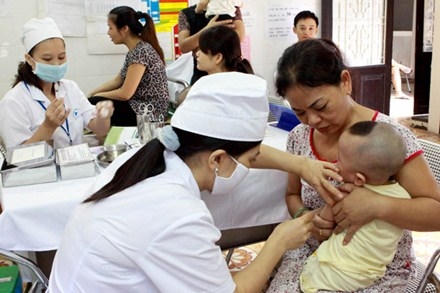 Nhiều bậc phụ huynh vẫn "ngại" vắc xin Quinvaxem. Ảnh minh họa.