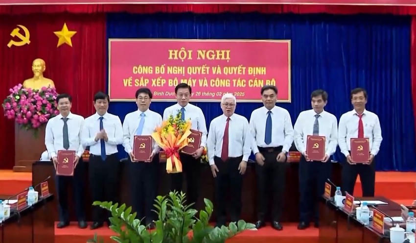 Tỉnh ủy Bình Dương tổ chức hội nghị công bố các Nghị quyết, Quyết định về tinh gọn bộ máy và công tác cán bộ.