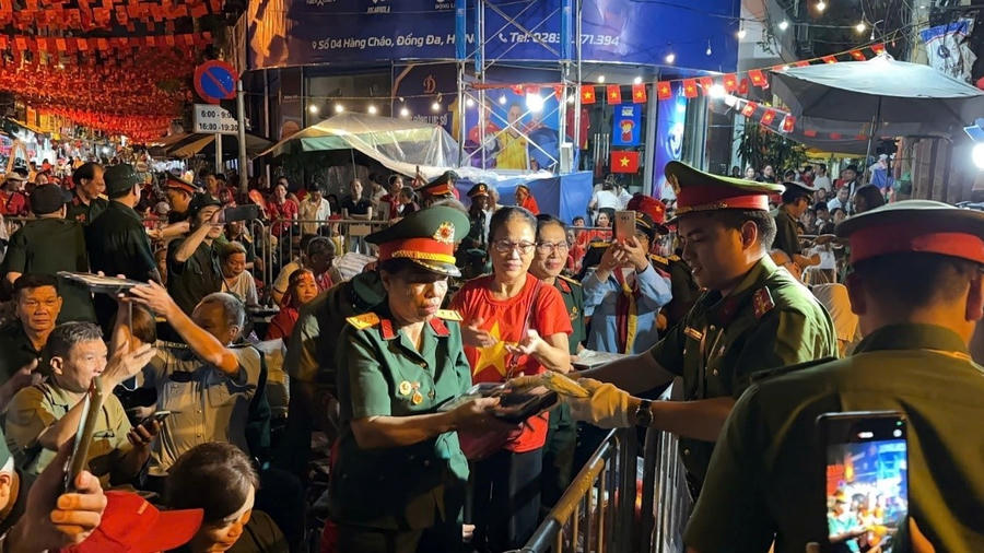 Những suất cơm ấm áp, tình cảm của CBCS Công an phường Ô Chợ Dừa gửi đến các bác Cựu chiến binh, người có công. (Ảnh: CA TP Hà Nội)