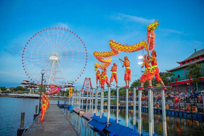 Trình diễn Mai hoa thung tại sân khấu mặt nước Công viên Châu Á- Asia Park (5)