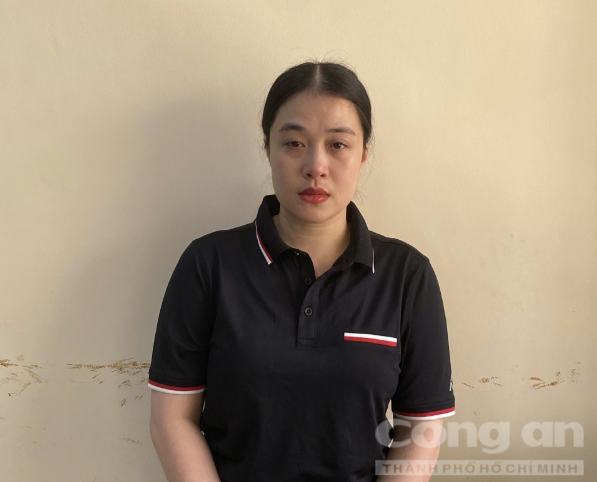 Cơ quan điều tra tống đạt quyết định bắt tạm giam đối với Nguyễn Thị Thanh Ngọc.