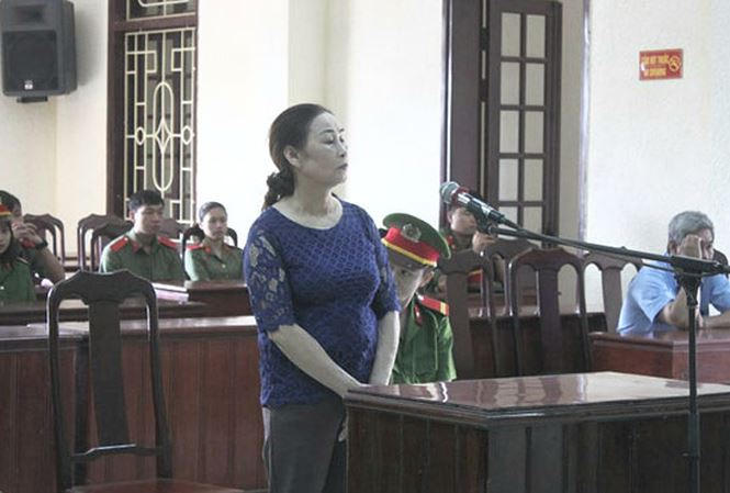 Bị cáo Lê Thị Nở bị phạt tù 10 năm với tội buôn hơn 2 tạ thuốc nổ. (Ảnh: báo Tiền phong)