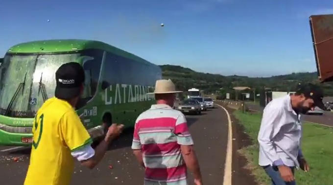 Trở về sau thất bại ở World Cup, xe bus của ĐT Brazil đã phải hứng chịu những màn ném gạch đá, trứng thối của CĐV.