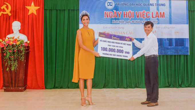 Hoa hậu H'hen Ni&ecirc; trở th&agrave;nh đại sứ gi&aacute;o dục, trao học bổng 100 triệu cho sinh vi&ecirc;n