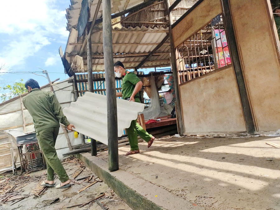 Cán bộ, chiến sĩ Công an, Tổ bảo vệ ANTT cơ sở và đoàn viên, thanh niên xã Trần Văn Thời cùng lực lượng ANTT cơ sở cẩn trọng di dời đồ đạc trong quá trình tháo dỡ, bảo đảm an toàn tài sản cho gia đình ông Trương Văn Hoàng.