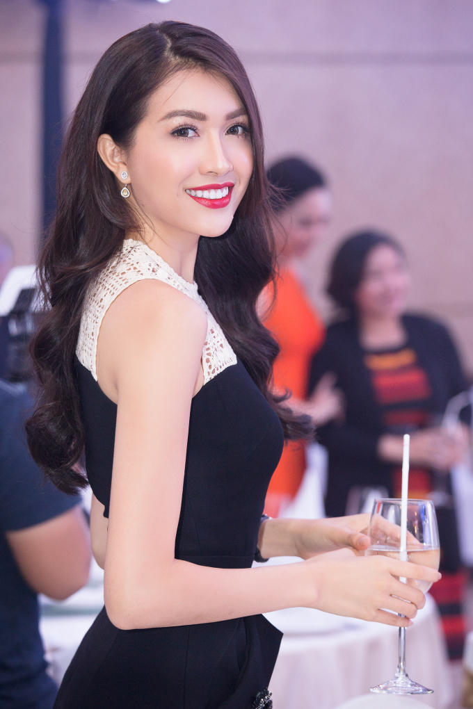 Lệ Hằng khoe nhan sắc ngọt ng&agrave;o b&ecirc;n cạnh T&oacute;c Ti&ecirc;n gợi cảm