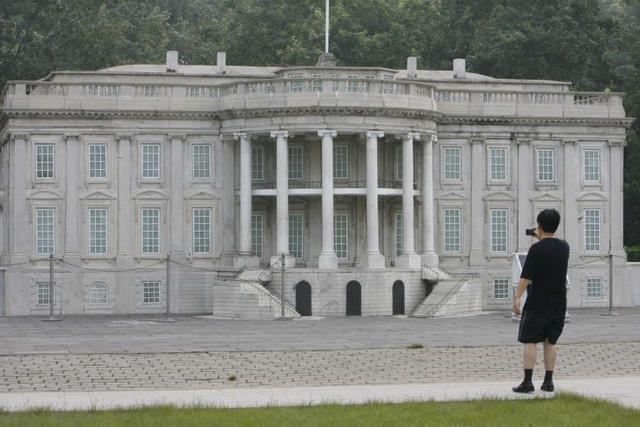 Phiên bản Nhà Trắng của Mỹ nằm tại Công viên Thế giới Bắc Kinh ở Trung Quốc.