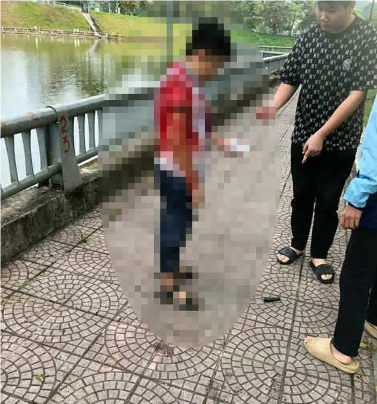 Nạn nhân may mắn được người thân vớt lên bờ với nhiều vết thương trên cơ thể.