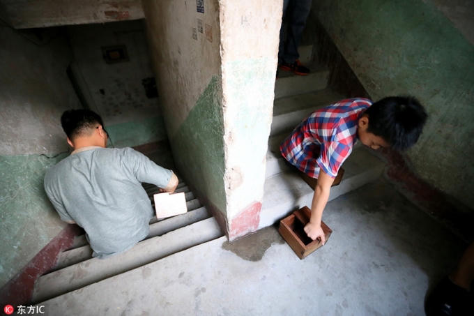 Trước khi tiến hành leo núi thật, cầu thang là địa điểm tập luyện hàng ngày của hai thầy trò. (Ảnh: China Daily)