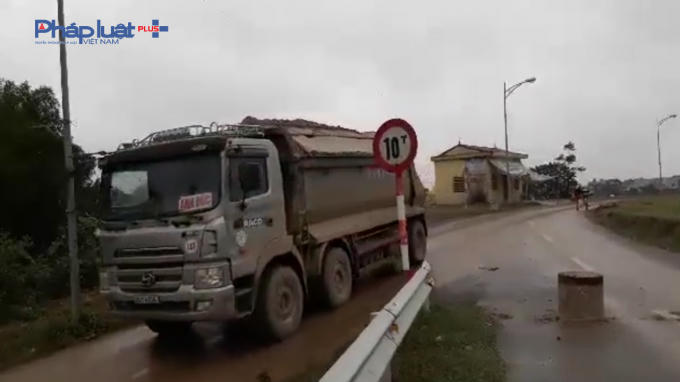 Bất chấp trọng tải đường xe vẫn ngang nhiên chạy.
