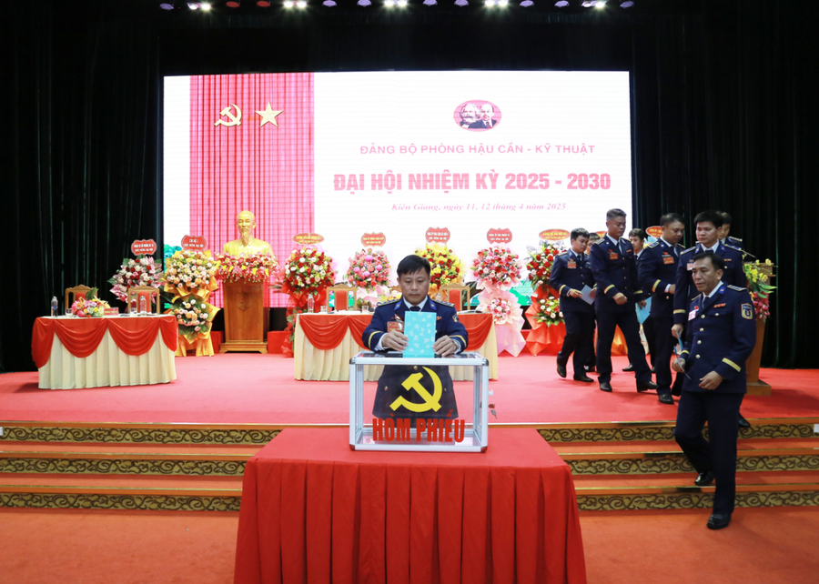 Các đại biểu bỏ phiếu bầu Ban Chấp hành Đảng bộ nhiệm kỳ 2025 - 2030.