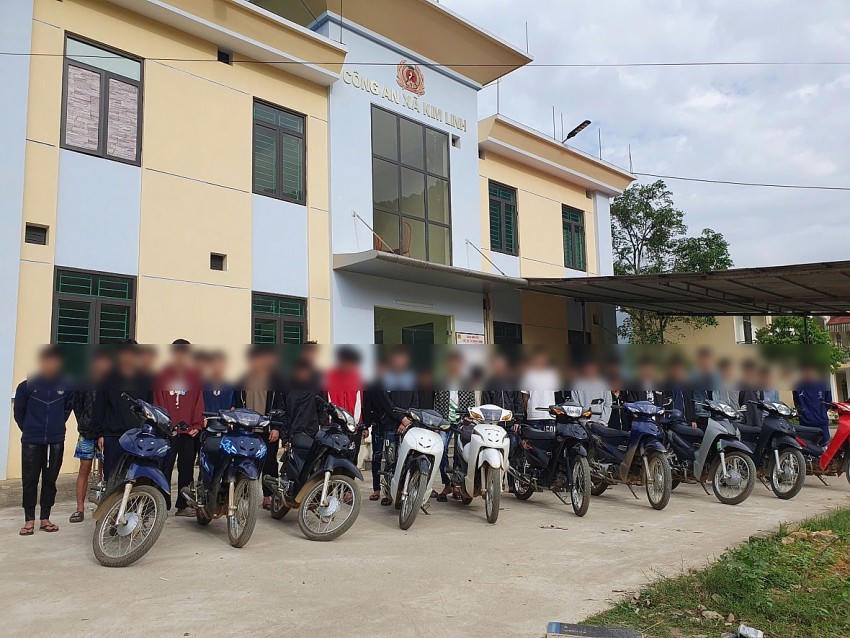 Nhóm thanh thiếu niên trong vụ việc được công an ngăn chặn không để xảy ra hỗn chiến. (Ảnh Công an Hà Giang).