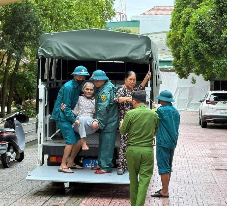 Phường Thành Vinh di dời các hộ dân tại khu vực nguy hiểm đến nơi an toàn.