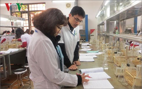 Nh&agrave; khoa học trẻ Trần Phương Thảo hướng dẫn sinh vi&ecirc;n thực h&agrave;nh trong ph&ograve;ng th&iacute; nghiệm