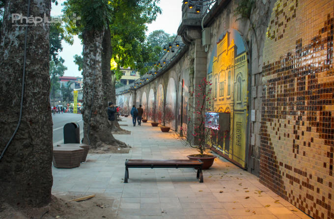 Giai đoạn 2 sẽ từ các cổng vòm đoạn phố Phùng Hưng đến phố Hàng Cót. Giai đoạn 3 sẽ từ các cổng vòm Cửa Đông đến phố Lê Văn Linh.