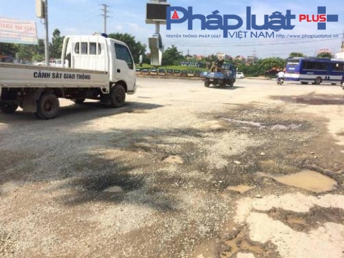 Đường Nguyễn Tất thành ngày càng bong tróc, khó đi lại