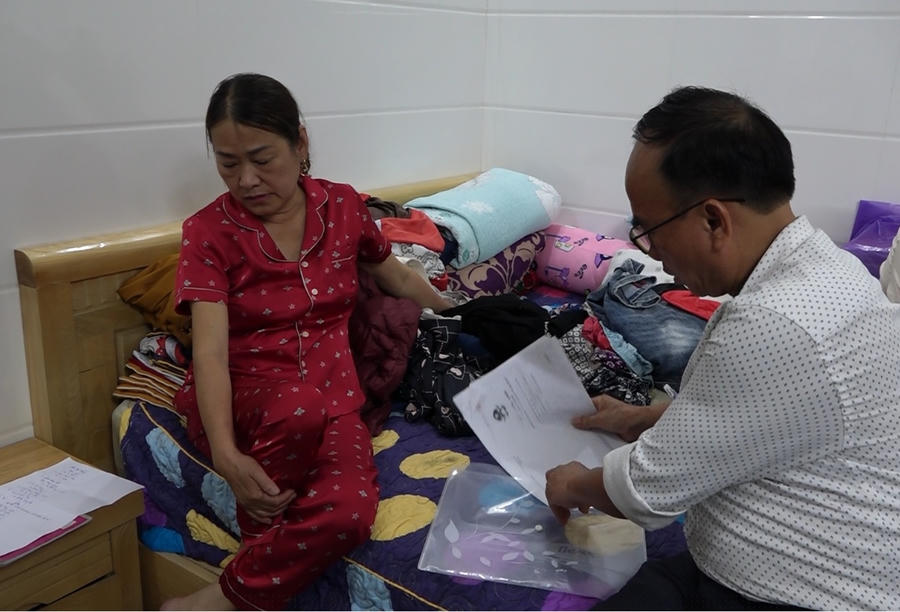 Lực lượng Công an khám xét nơi ở của đối tượng Nguyễn Thị Hường.
