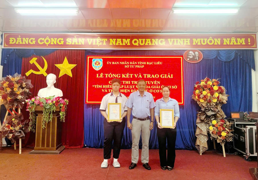 Ông Vưu Nghị Bình - Giám đốc Sở Tư pháp Bạc Liêu, trao 02 giải Ba cho chị Lê Mộng Tuyết (Sở Dân tộc và Tôn giáo) và em Võ Hoàng Đạt (Trường THPT Nguyễn Trung Trực, thị xã Giá Rai).