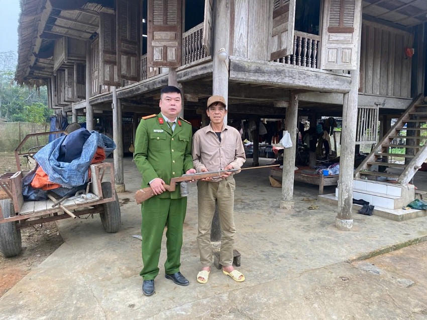 Công an xã Vĩ Thượng (huyện Quang Bình, tỉnh Hà Giang) tiếp nhận vũ khí do người dân giao nộp.