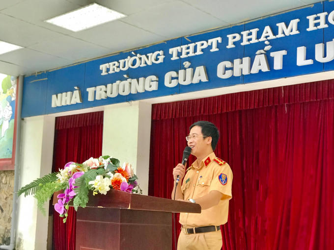 Đại úy Ngô Lê Tuấn Anh – Phó Đội trưởng đội CSGT-TT CAQ Ba Đình tuyên truyền phổ biến các kiến thức pháp luật về trật tự an toàn giao thông.