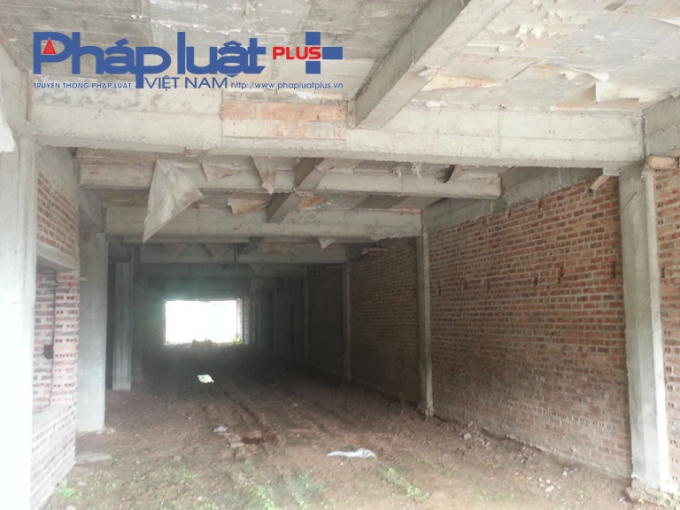 Lối xe đi lại ngập nhầy nhụa bùn đất.