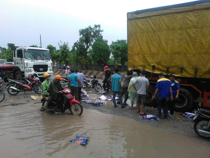 Vị trí xảy ra vụ việc mặt đường bị sình lầy. Ảnh:Bảo Toàn.