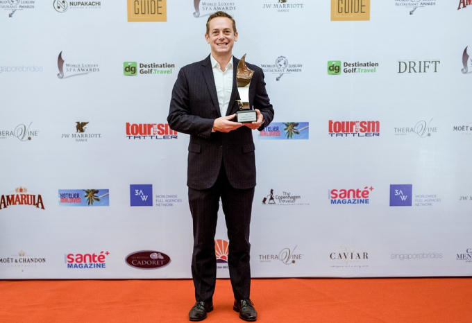 Ông Ty Collins, Tổng quản lý khu nghỉ dưỡng JW Marriott Phu Quoc Emerald Bay vui mừng chia sẻ: “Đây quả là niềm vinh dự lớn lao khi chúng tôi nhận được giải thưởng danh giá này từ một tổ chức uy tín như World Luxury Spa &amp; Restaurants Awards. Danh hiệu được trao là minh chứng cho nỗ lực của chúng tôi trong việc mang đến những trải nghiệm phong phú, khác biệt cho du khách nghỉ dưỡng tại JW Marriott Phu Quoc Emerald Bay”.