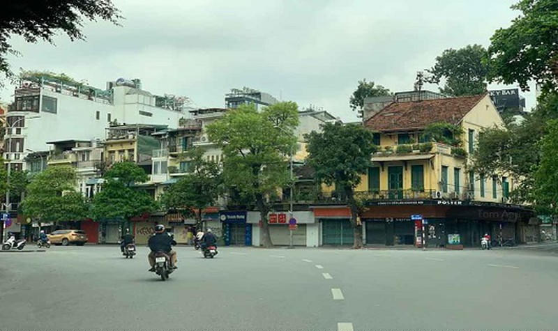 Hà Nội đã trở nên vắng vẻ, đượm buồn.