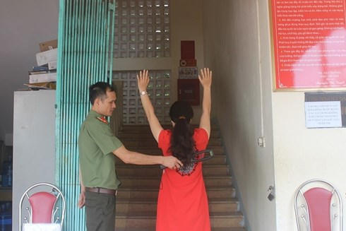 Cán bộ chấm thi bị kiểm tra an ninh (Ảnh: Lao động)