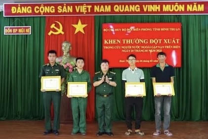 Đại tá Đinh Văn Bộ, Phó Chính ủy Bộ đội Biên phòng tỉnh Bình Thuận trao giấy khen cho các cá nhân trực tiếp tham gia cứu nạn du khách nước ngoài bị trôi dạt trên vùng biển Mũi Né.